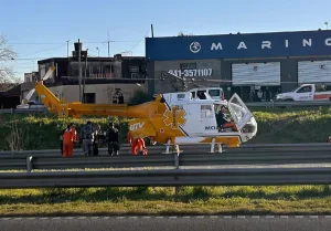 Trasladaron en helicóptero a una motociclista en grave estado por choque contra un camión en Circunvalación y Lagos