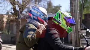 Una de las perlitas de las elecciones en Buenos Aires: la madre de Colapinto fue a votar en moto y con un "curioso" casco