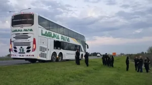 Un micro que trasladaba policías fue atacado en la autopista Rosario-Santa Fe, a la altura de San Lorenzo