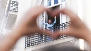 En la previa a una nueva Marcha Federal Universitaria, Cristina salió al balcón a saludar a los estudiantes