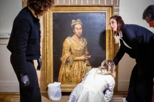 El cuadro italiano “Retrato de dama”, robado durante el nazismo, fue trasladado finalmente al Palacio de Tribunales porteño