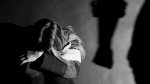 Prisión preventiva para un hombre acusado de golpear y amenazar de muerte a su pareja en un country