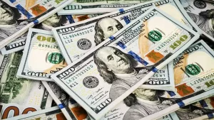 El dólar oficial subió $25 y quedó muy cerca de los $1.400, techo de la banda cambiaria