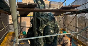 esculturas en bronce del Monumento a la Bandera