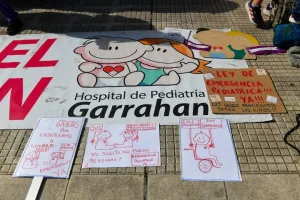 Los trabajadores del Hospital Garrahan realizan un paro tras el veto de Milei