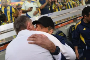 Ariel Holan: "Me conmovió mucho el recibimiento que le hizo la gente a Russo, fue una caricia al alma"