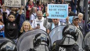 Otra vez la represión en el Congreso: al menos dos heridos en la marcha de los jubilados