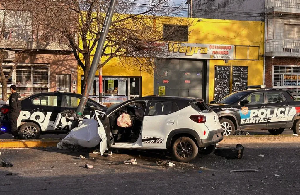 Una mujer murió cuando el auto en el que viajaba se estrelló contra una columna de alumbrado en la zona sudoeste