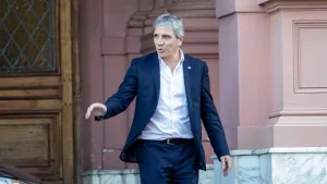 En medio de la tensión cambiaria, Caputo defendió el esquema de bandas: "Vamos a vender hasta el último dólar"