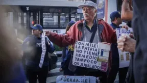 Otro miércoles de protesta: jubilados y personas con discapacidad volvieron a reclamar frente al Congreso