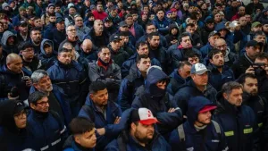 Masiva marcha de los trabajadores tercerizados de Ternium-Siderar contra los despidos en la planta del Grupo Techint