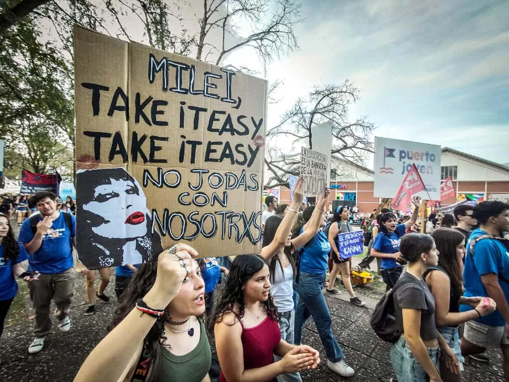 Rosario tuvo una masiva marcha en defensa de la universidad pública y por la ciencia nacional