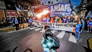 Multitudinaria Marcha de las Antorchas por las calles de Rosario en defensa del trabajo, la salud y la educación pública