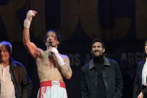 Lionel Messi revolucionó la calle Corrientes: fue a ver “Rocky”, la obra de su gran amigo Nico Vázquez