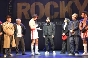Lionel Messi revolucionó la calle Corrientes: fue a ver “Rocky”, la obra de su gran amigo Nico Vázquez
