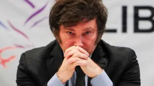 Milei tuvo que suspender la caminata por el centro de Ushuaia por la baja convocatoria y las fuertes protestas en las calles