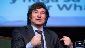 "Los salarios están en los 1.200 dólares", aseguró Milei en su visita a Paraguay y desató la bronca y las risas en las redes sociales