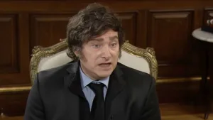 el presidente Javier Milei aseguró que la oposición quiere frenar su plan "a cualquier costo" en plena campaña