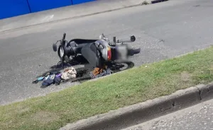 Hallaron un motociclista sin vida y la moto tirada sobre la calle en la zona oeste