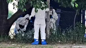 Chicos encontraron a un hombre muerto en una cancha de fútbol: había sido denunciado por abusar de su nieta