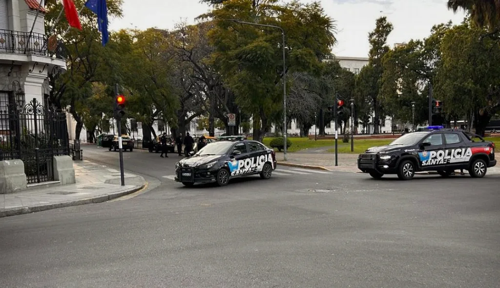 Detuvieron a cinco personas por golpear ferozmente en el centro al pasajero de un taxi, que fue derivado al Heca en estado crítico