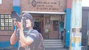 Colocaron una gigantografía del fotógrafo Pablo Grillo en la escuela donde debía votar