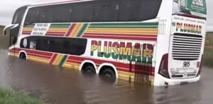 Tormenta de Santa Rosa: un micro quedó varado en la Ruta 5 y rescataron a 40 pasajeros en lancha