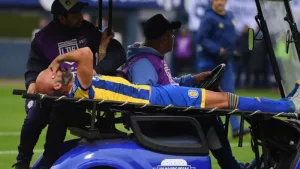 Muy mala pata para Quintana: el defensor sufrió un choque con un rival y tendrá que ser operado de su tobillo izquierdo