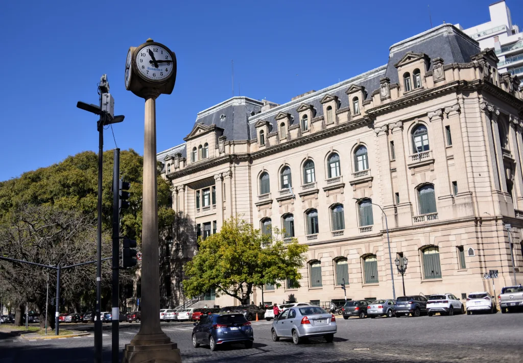 Reloj público frente a la Aduana