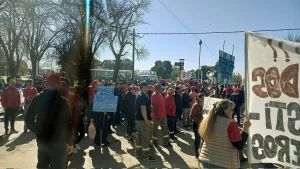 Trabajadores y vecinos de Firmat marcharon por la continuidad de la fábrica de maquinaria agrícola Vasalli