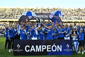 El Gigante se vistió de Fortín: Vélez superó 2-0 Central Córdoba de Santiago del Estero y se consagró campeón de la Supercopa Argentina