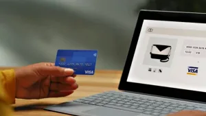 mujer usa tarjeta para compras millonarias