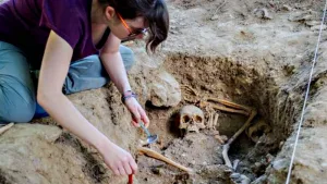 los huesos de una persona muerta hace siglos