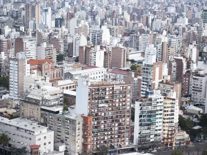 El costo de paritarias a la baja: alquilar en el centro ya demanda la mitad del sueldo de un empleado de Comercio