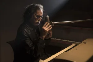 Los fanáticos de Charly García iniciaron la vigilia para celebrar este jueves su cumpleaños número 74