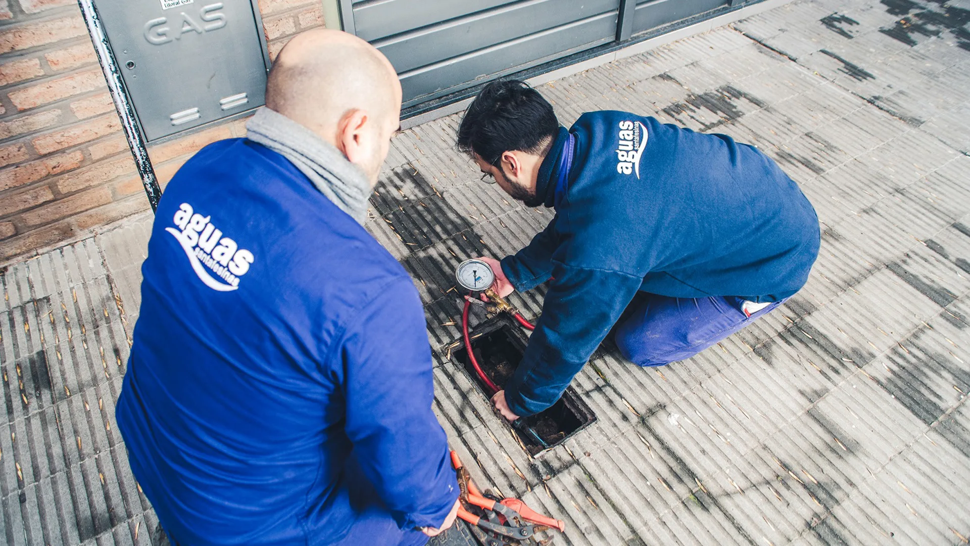 Aguas_Santafesinas_Operarios trabajando sobre medidor 1920x1080