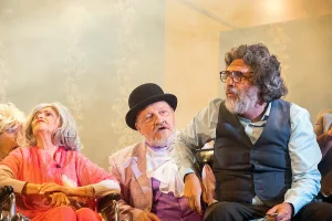 “Candidatos al panteón”: una comedia satírica acerca del paso del tiempo de un grupo de viejos artistas