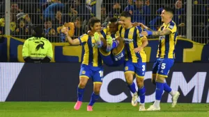 Central sacó adelante un partido clave ante River, al que venció para mantener latente su sueño de Libertadores 2026