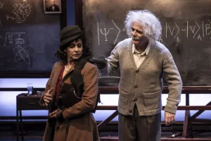 “Relatividad”: el lado oculto de Albert Einstein, contado desde la versatilidad y contundencia del actor Luis Machín