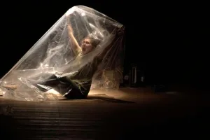 Este sábado regresa la obra de títeres para adultos “Estoy acá”, en el Centro Cultural La Grieta