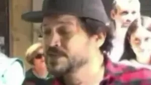 Fanático libertario agredió a un periodista durante la votación del presidente Javier Milei