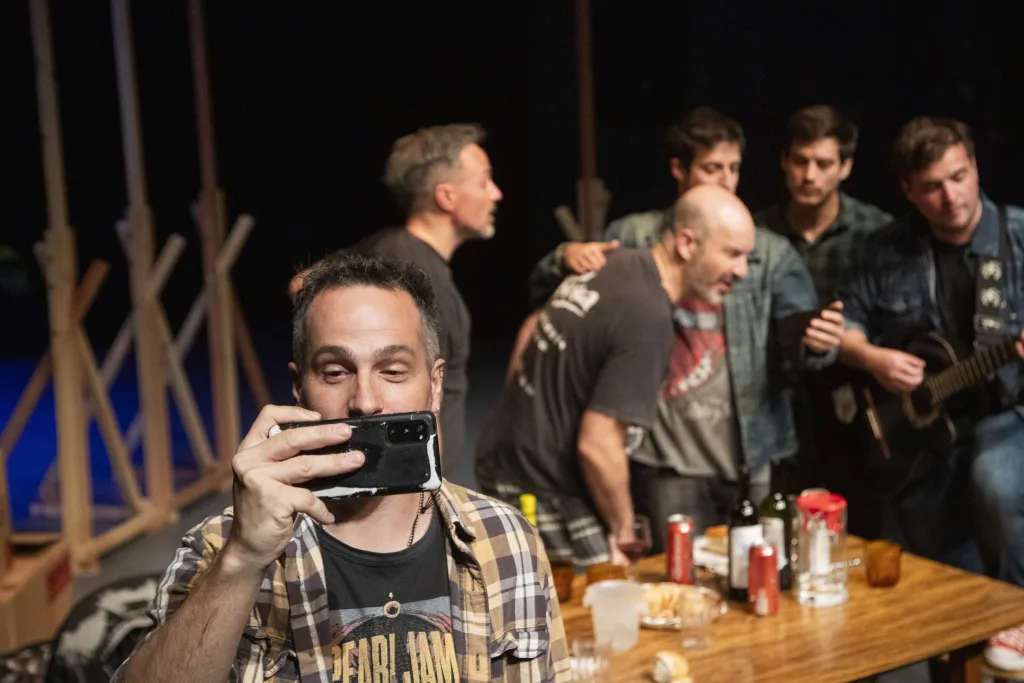 “Una canción para siempre”: la juntada de un grupo de amigos en una noche de confesiones poderosas e inesperadas