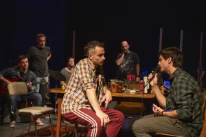 “Una canción para siempre”: la juntada de un grupo de amigos en una noche de confesiones poderosas e inesperadas