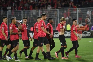 Un punto de oxígeno: Newell's igualó con Tigre 1 a 1 con un clima caliente en las tribunas