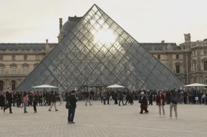 Tras el robo del siglo del último domingo, el museo del Louvre reabrió sus puertas al público con una serie de restricciones 