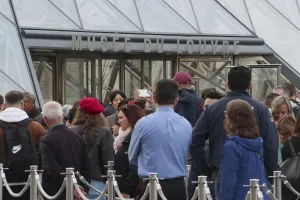 Tras el robo del siglo del último domingo, el museo del Louvre reabrió sus puertas al público con una serie de restricciones 