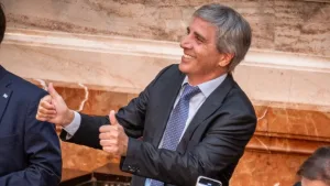 Denuncian que los hijos de Caputo trabajan "ad honorem" en Economía y acceden a información clave