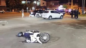 Un motociclista falleció al chocar contra un auto en la zona sur de la ciudad