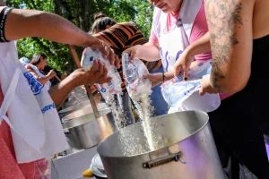 Gremios y organizaciones sociales instalaron varias ollas populares en Rosario para denunciar el hambre, la desocupación y un Estado insensible