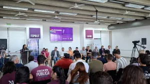 Sillas vacías en la mesa redonda de la UNR con candidatxs a diputadas y diputados en Rosario: las principales cabezas de lista se ausentaron